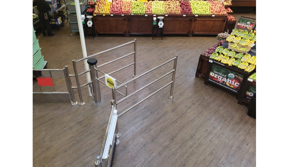 Alvarado Secures A Grocery Store With Its SW500 Motorized Gate With Camera-Based Detection