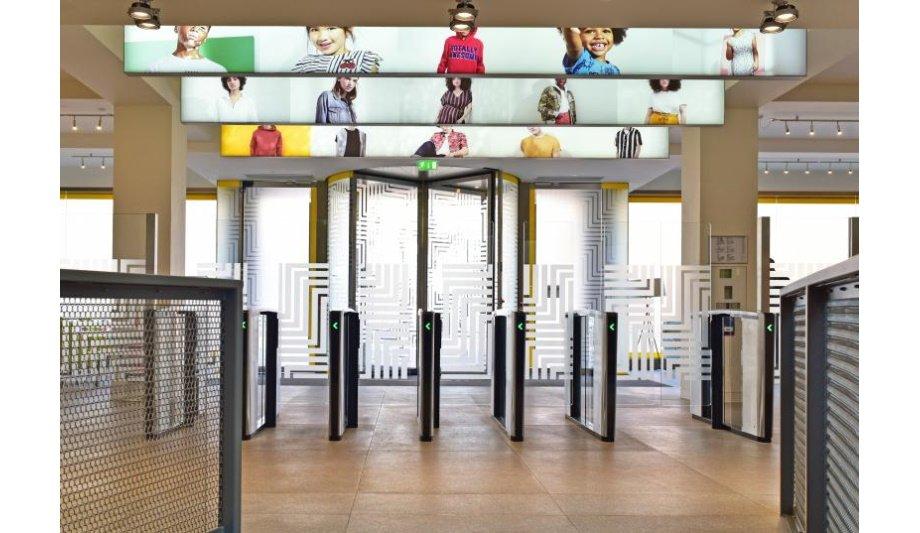 Boon Edam Secures A Retail Headquarters Building In Reading With Revolving Door And Optical Turnstiles