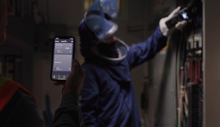 FLIR Introduces CM276™ Professional Clamp Meter And Thermal Imaging Camera